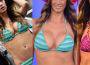 Melissa Satta, lato A esagerato e sospetto durante la sfilata Calzedonia! – Fotogallery