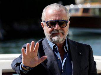 Calciomercato Napoli, Mazzarri parlerà domani ma De Laurentiis si cautela: nel mirino un top allenatore