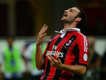 Calciomercato Milan, tegola Pazzini! Operato, starà fuori a lungo: si torna sul mercato degli attaccanti?