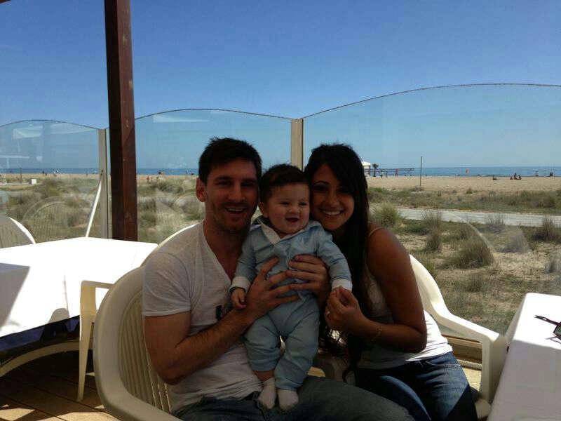 Foto - Leo Messi presenta il suo piccolo Thiago: ecco il primo scatto ...