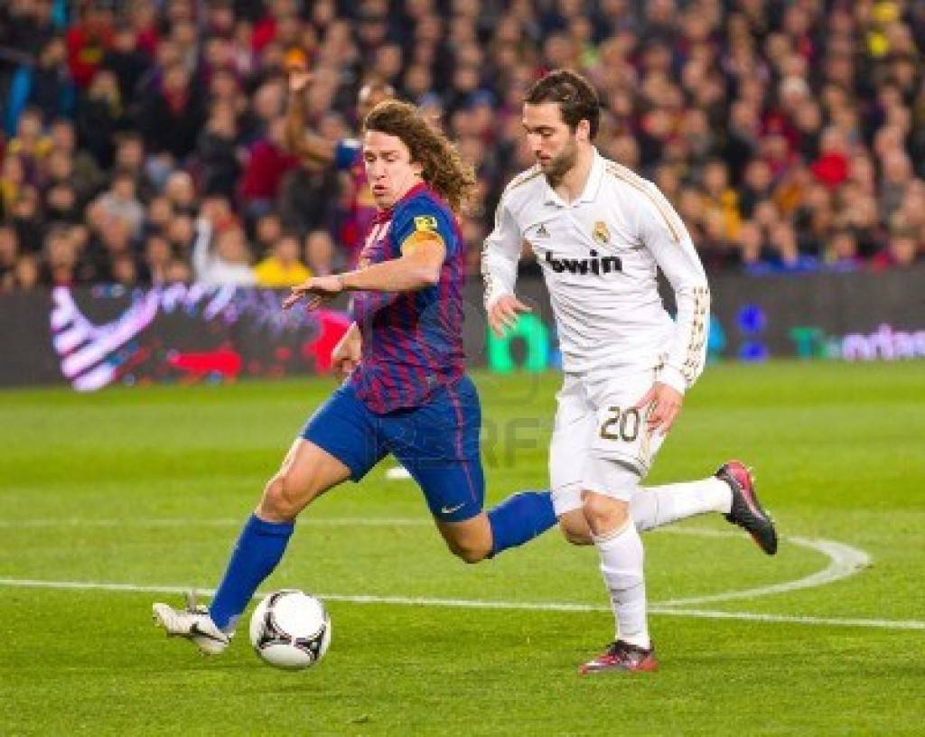 12142576-barcelona--25-de-enero-carlos-puyol-l-y-gonzalo-higuain-en-accion-durante-el-partido-de-copa-del-esp