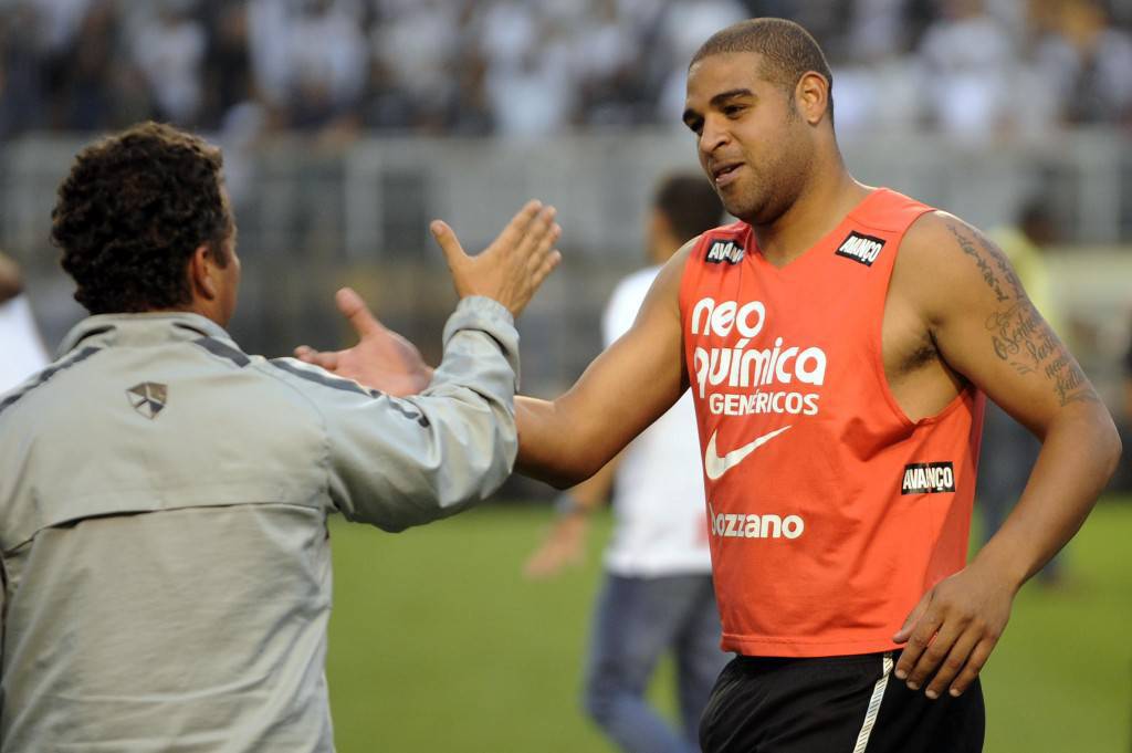 Corinthians player Adriano (R) celebrate