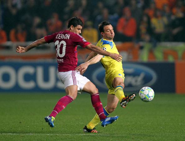 Apoel's Gustavo Manduca (R) challenges L