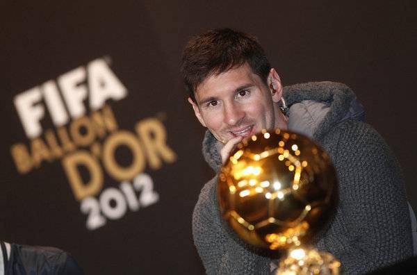 Leo-Messi-durante-la-multitudi_54358888623_54115221154_600_396