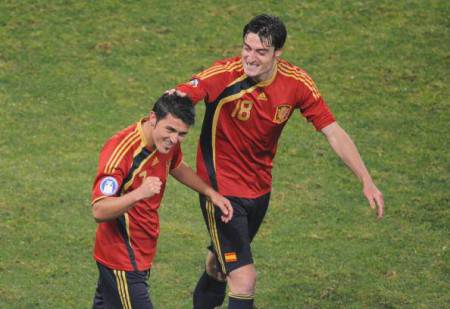 Spanish midfielder Albert Riera (R) cong