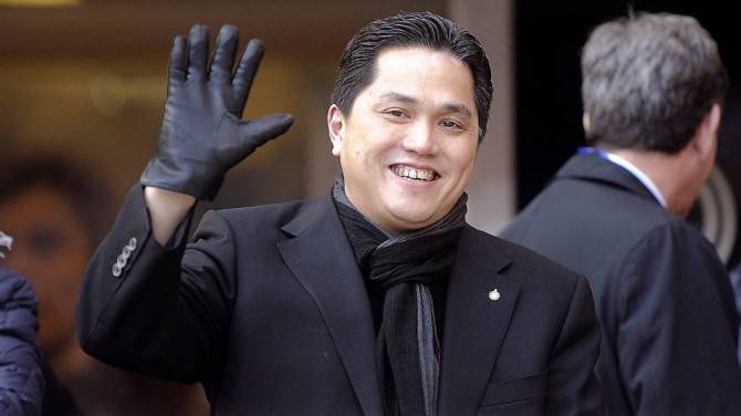 041614-SOCCER-inter-milan-president-erick-thohir-greets-supporters-ahn-PI