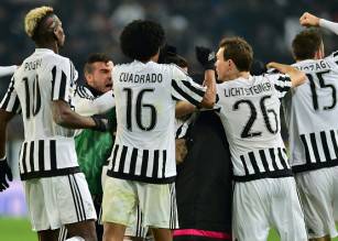 Juventus' players celebrate a goal during the Italian Serie A football match Juventus Vs Napoli on February 13, 2016 at the "Juventus Stadium" in Turin. / AFP / GIUSEPPE CACACE (Photo credit should read GIUSEPPE CACACE/AFP/Getty Images)