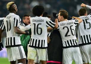 Juventus' players celebrate a goal during the Italian Serie A  football match Juventus Vs Napoli on February 13, 2016 at the "Juventus Stadium" in Turin. / AFP / GIUSEPPE CACACE        (Photo credit should read GIUSEPPE CACACE/AFP/Getty Images)