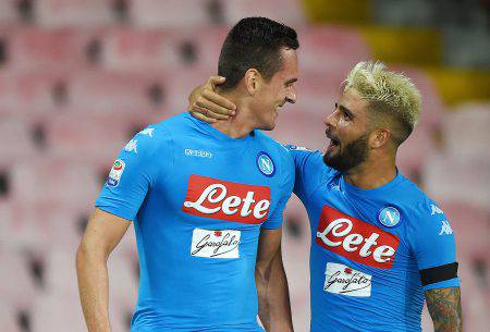 NAPLES, ITALY - SEPTEMBER 17: Arkadiusz Milik and Lorenzo Insigne of Napoli celebrate a goal 2-1 scored by Arkadiusz Milik during the Serie A match between SSC Napoli and Bologna FC at Stadio San Paolo on September 17, 2016 in Naples, Italy. (Photo by Francesco Pecoraro/Getty Images)