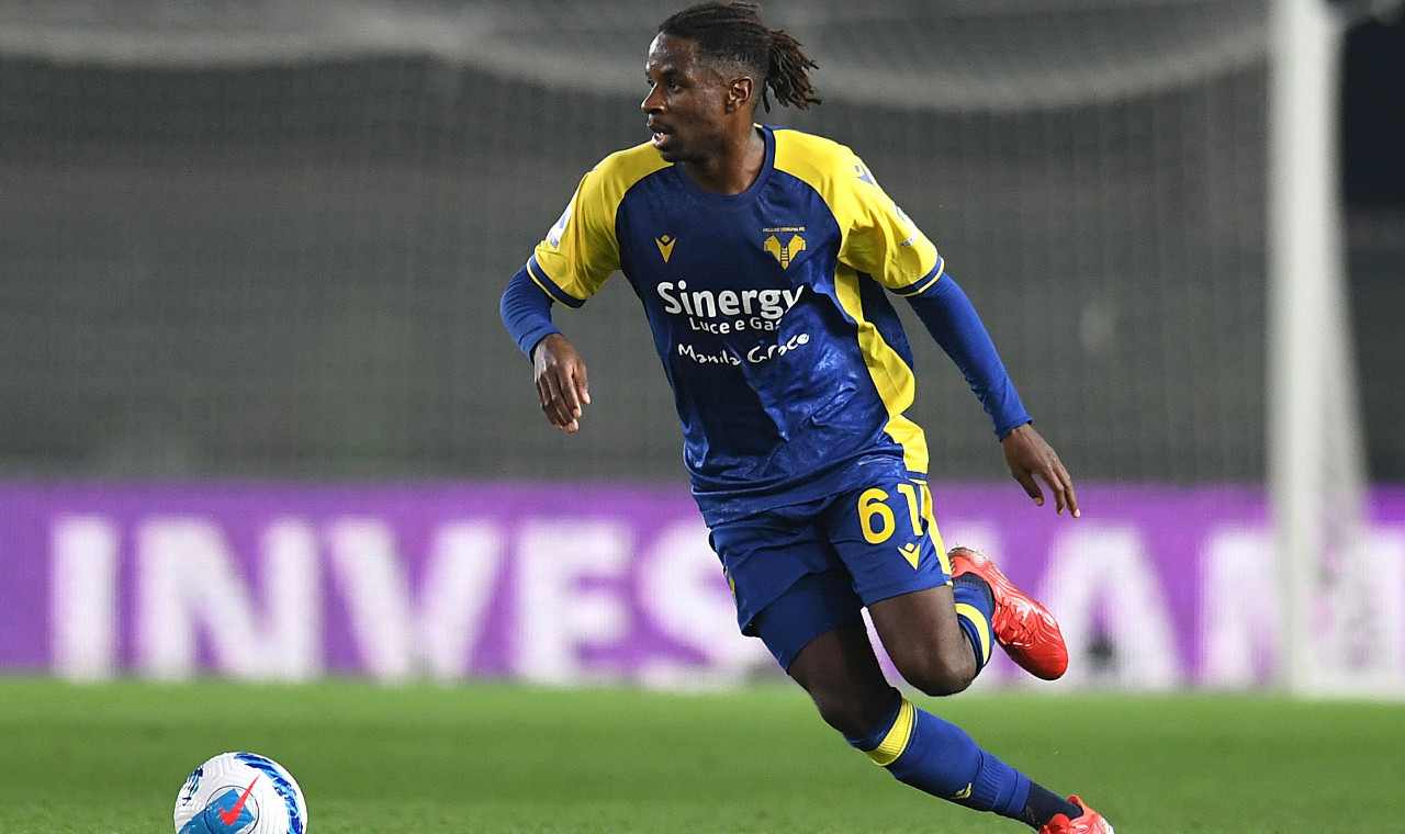 Adrien Tameze in azione con il Verona