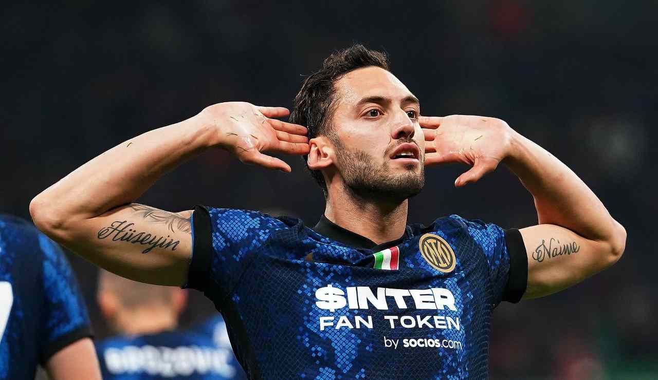 Hakan Calhanoglu esulta polemico