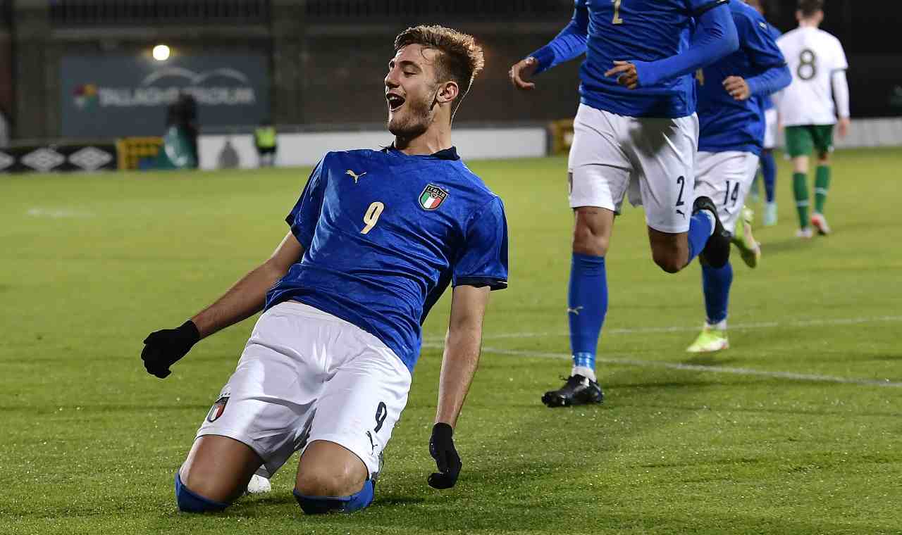Lorenzo Lucca festeggia un gol con l'Italia Under 21