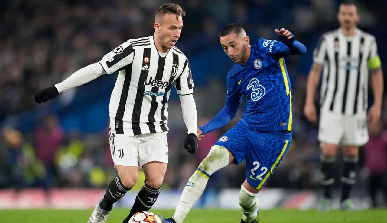 Arthur Melo dribbling