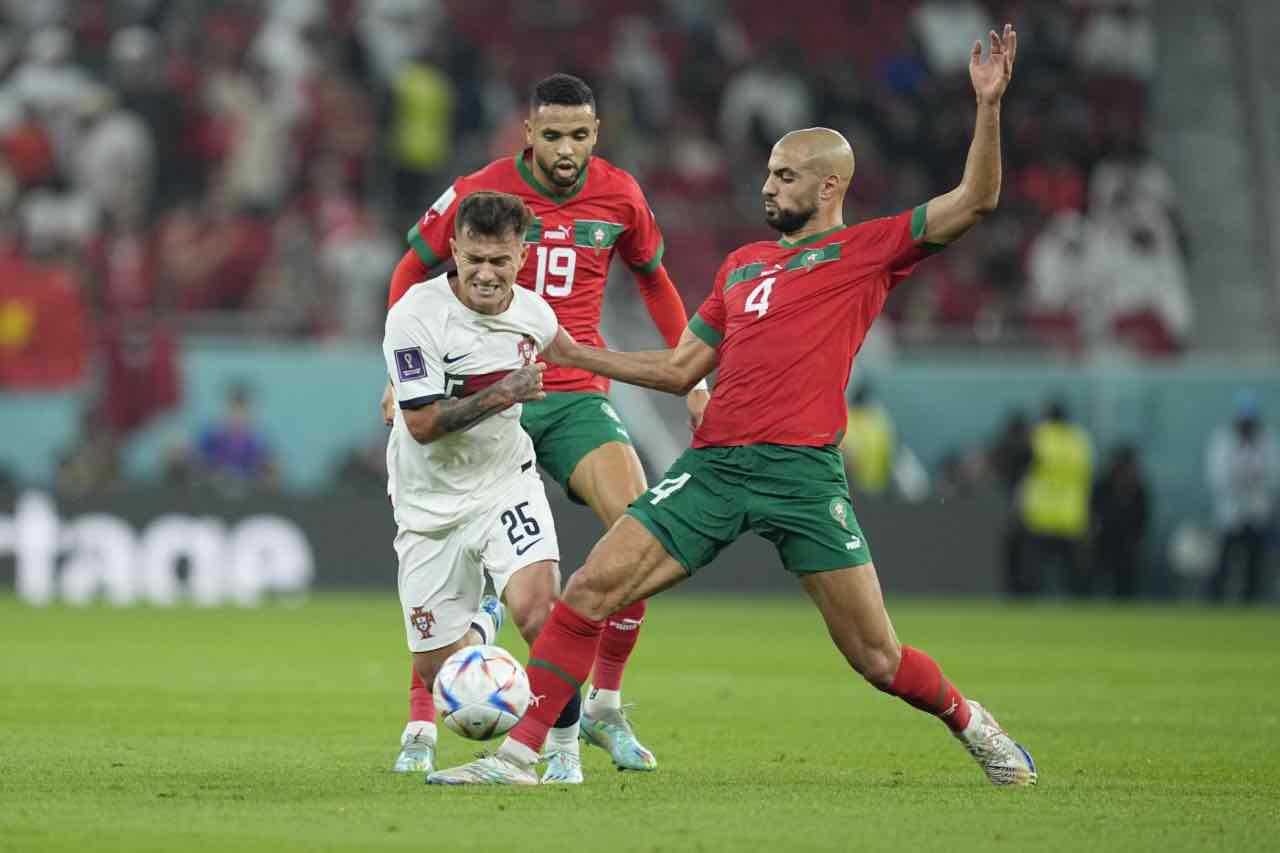 Sofyan Amrabat in contrasto