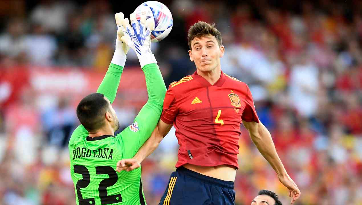 Calciomercato Inter, da Bastoni in bilico alla suggestione Pau Torres: concorrenza per lo spagnolo