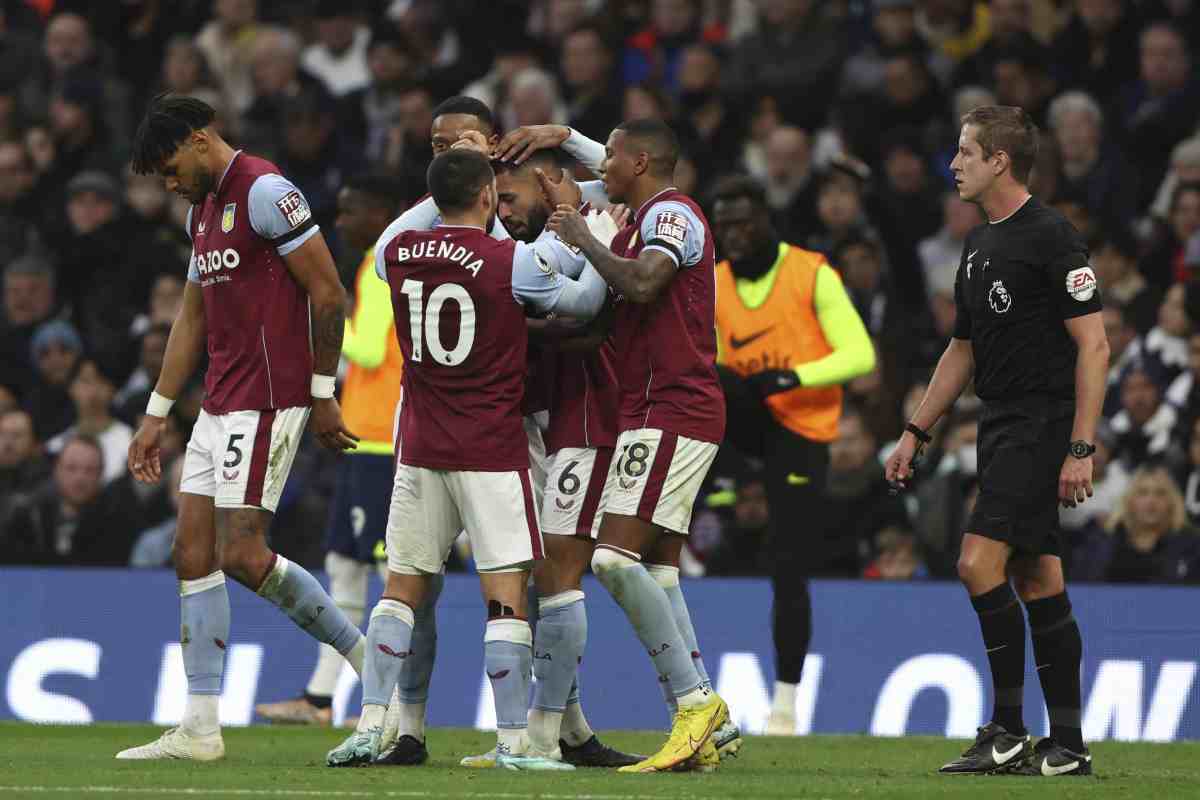 Douglas Luiz festeggia il secondo gol dell'Aston Villa