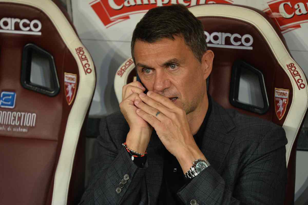 Paolo Maldini al telefono