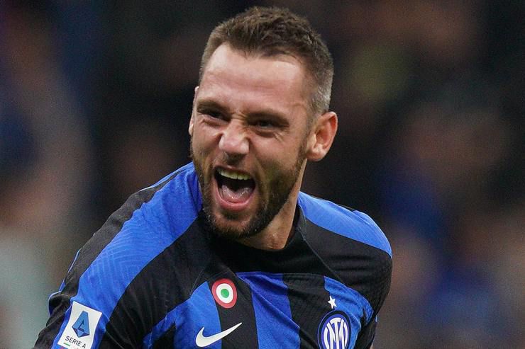 Monchi si prende de Vrij: gratis al Siviglia