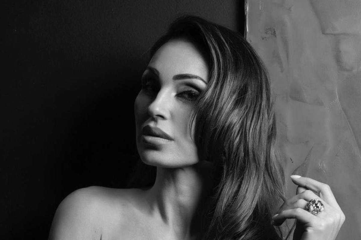 Anna Tatangelo vestito spacco gambe