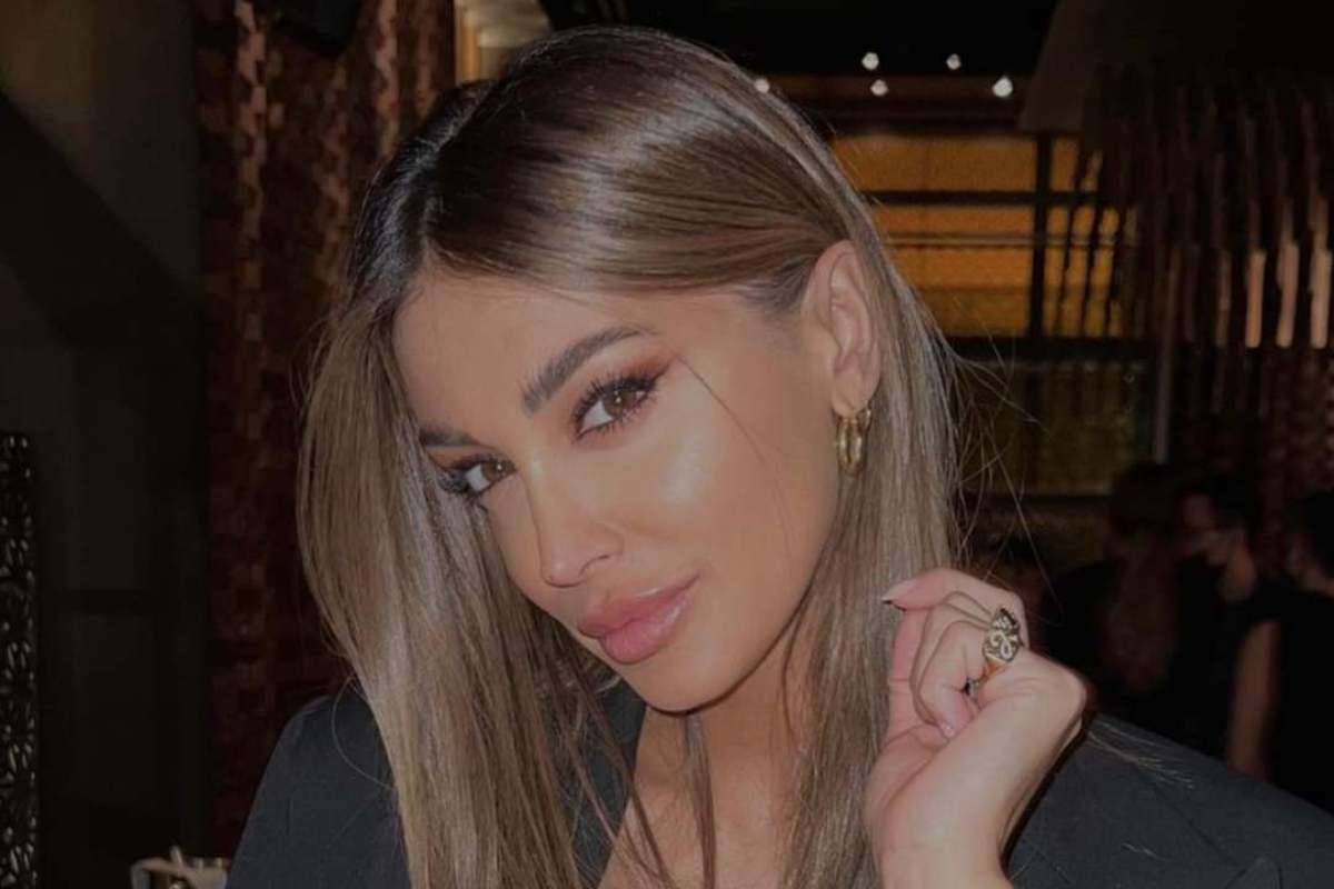 Cristina Buccino minigonna gambe