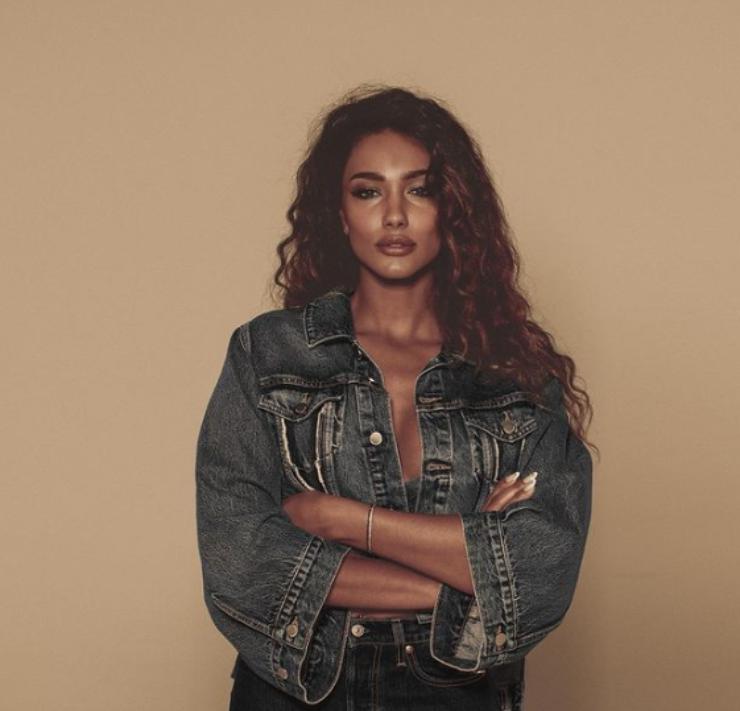 Samira Lui è una Dea: la giacca fa vedere tutto