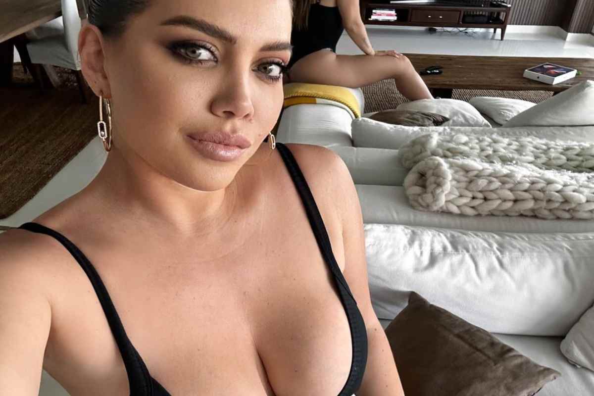 Wanda Nara intimo scollatura primo piano