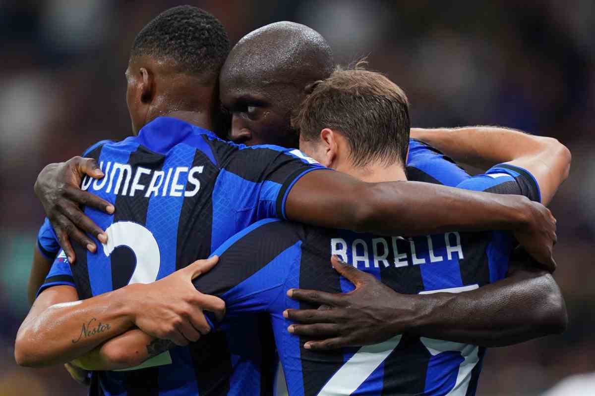 Dumfries, Barella e Lukaku , esultanza Inter. 