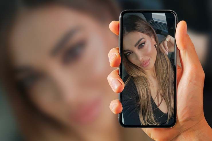 Cristina Buccino selfie scollatura