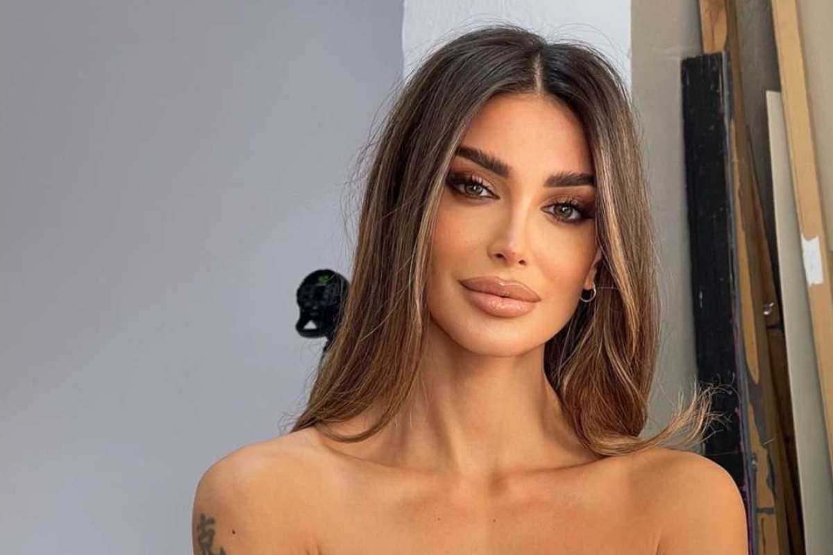 Cristina Buccino selfie scollatura