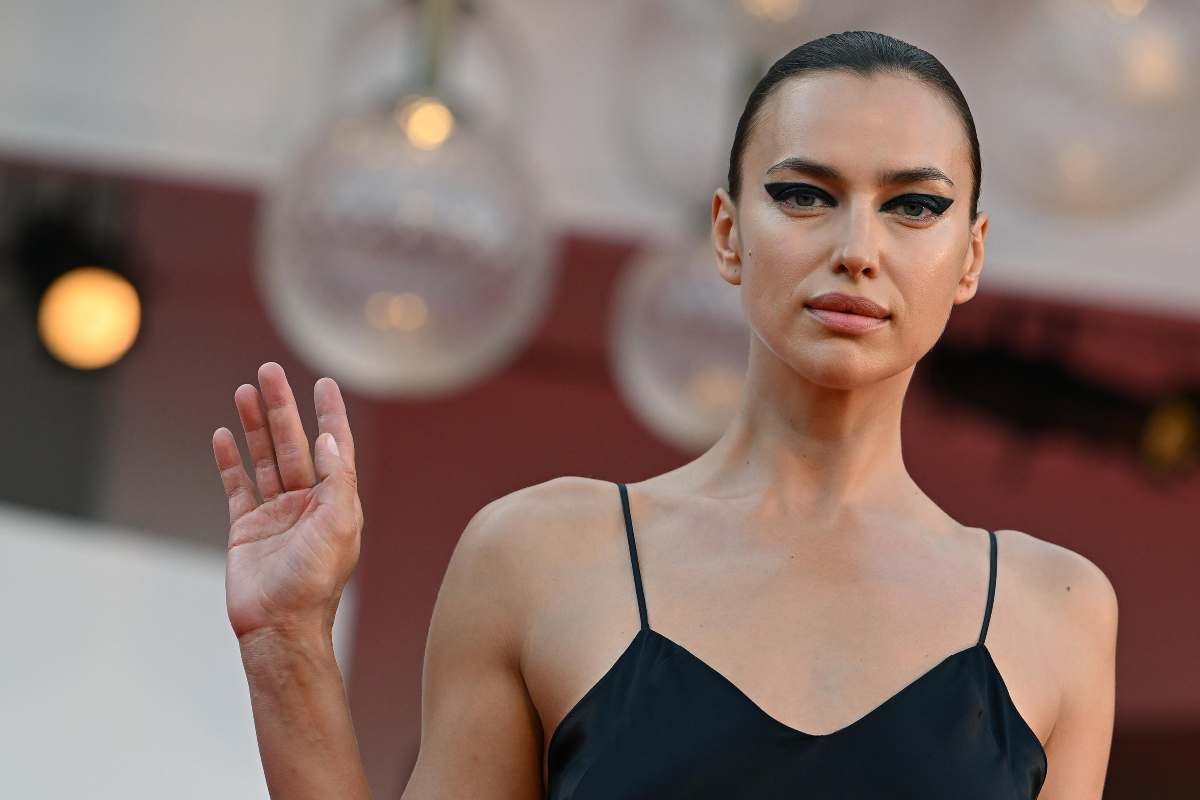 Irina sorprende tutti: canottiera super