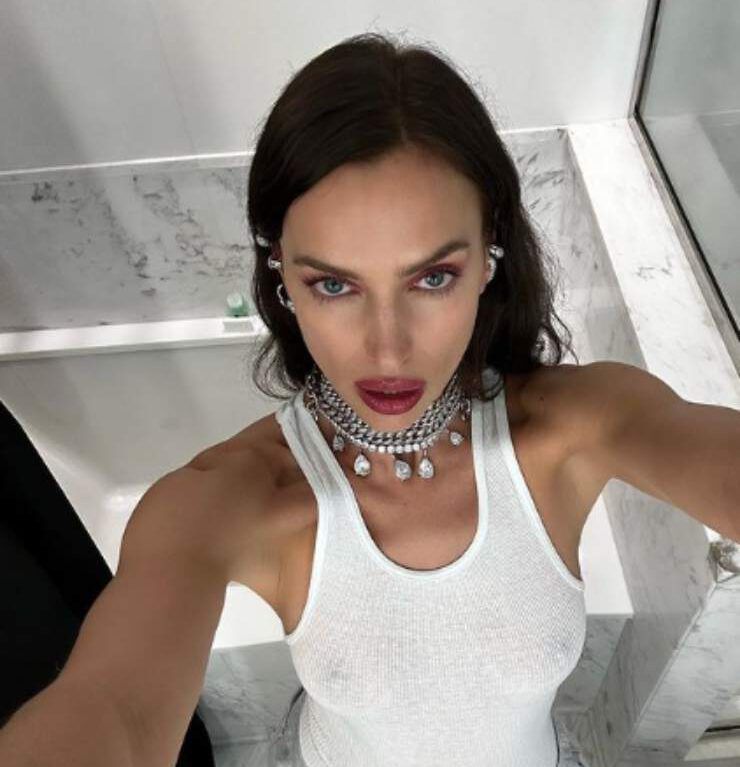 Irina Shayk manda al tappeto i fan: intimo inesistente