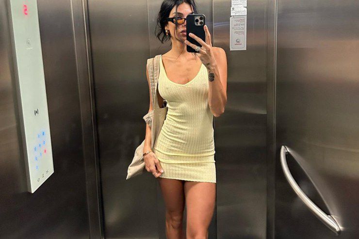 Jovana Djordjevic ascensore senza intimo