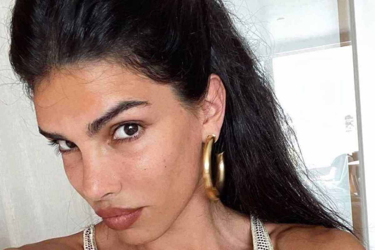 Jovana Djordjevic ascensore senza intimo