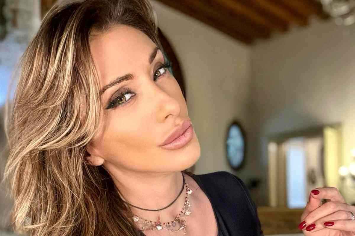 Sabrina Salerno specchio scollatura