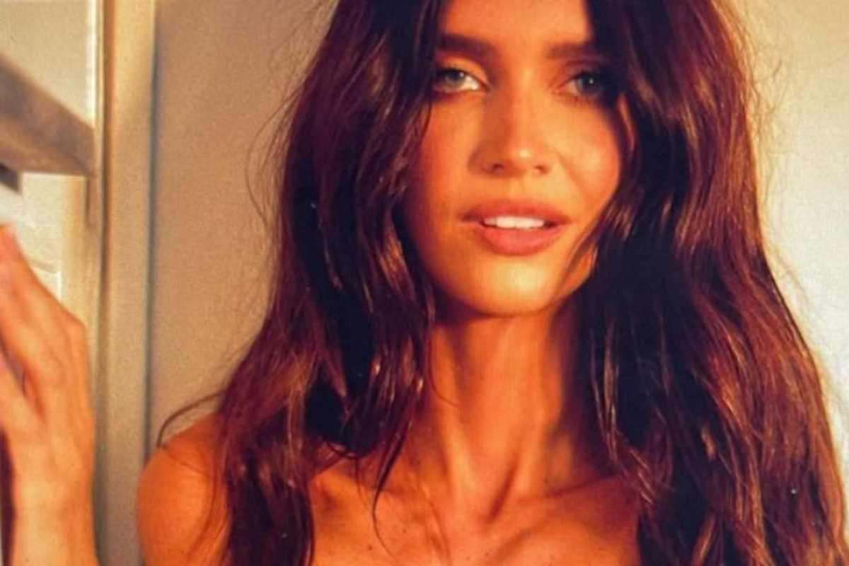 Zaira Nara senza veli copre solo con le mani