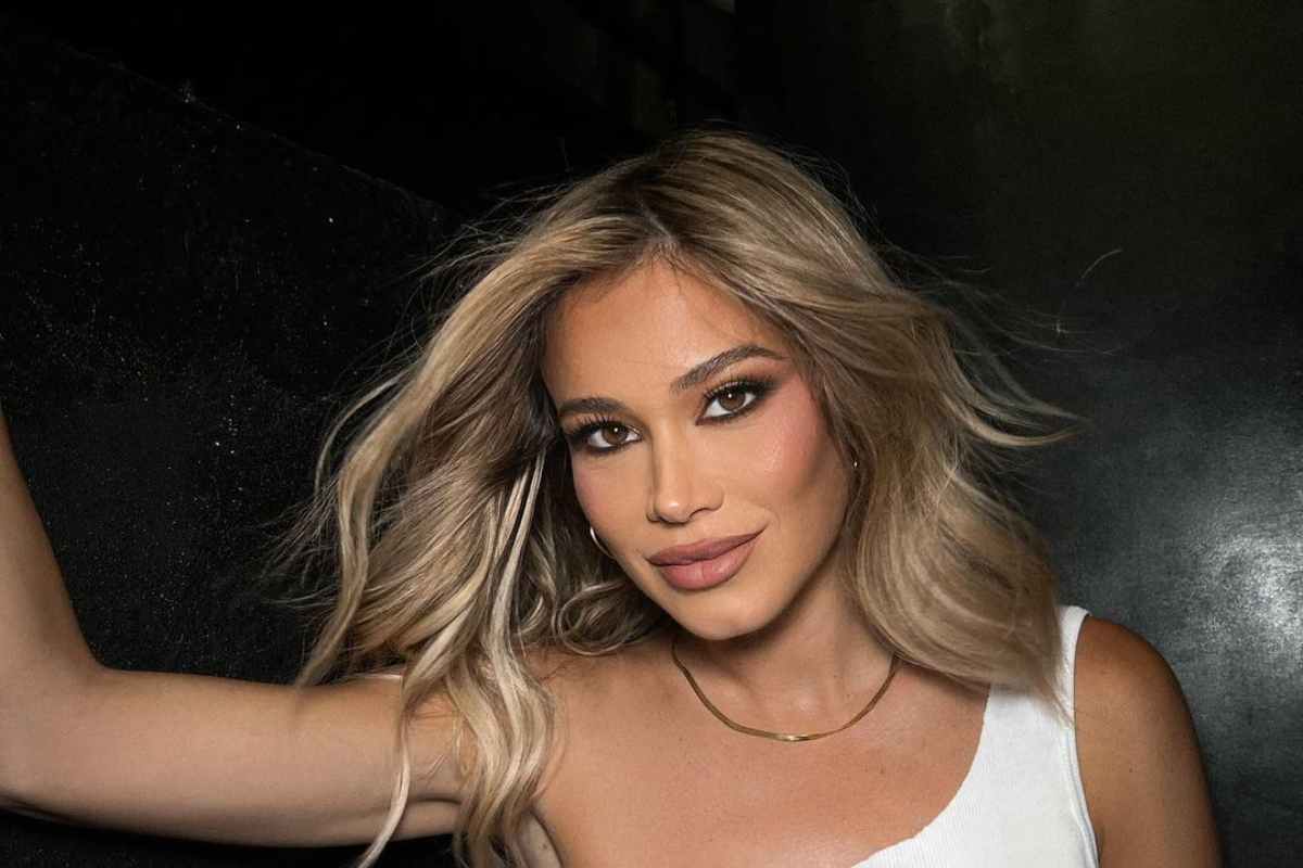 Diletta Leotta sdraiata prato bollente