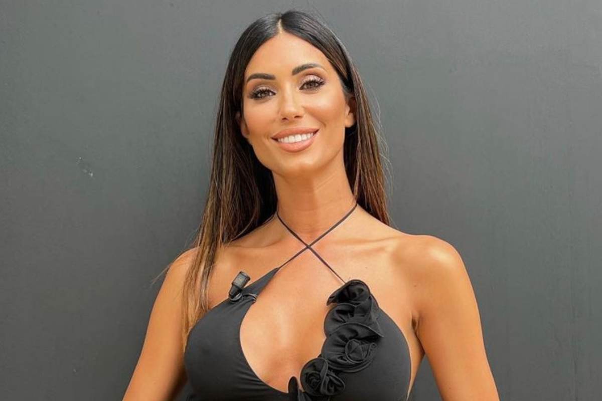 Federica Nargi è esplosiva: costume striminzito e fan in delirio