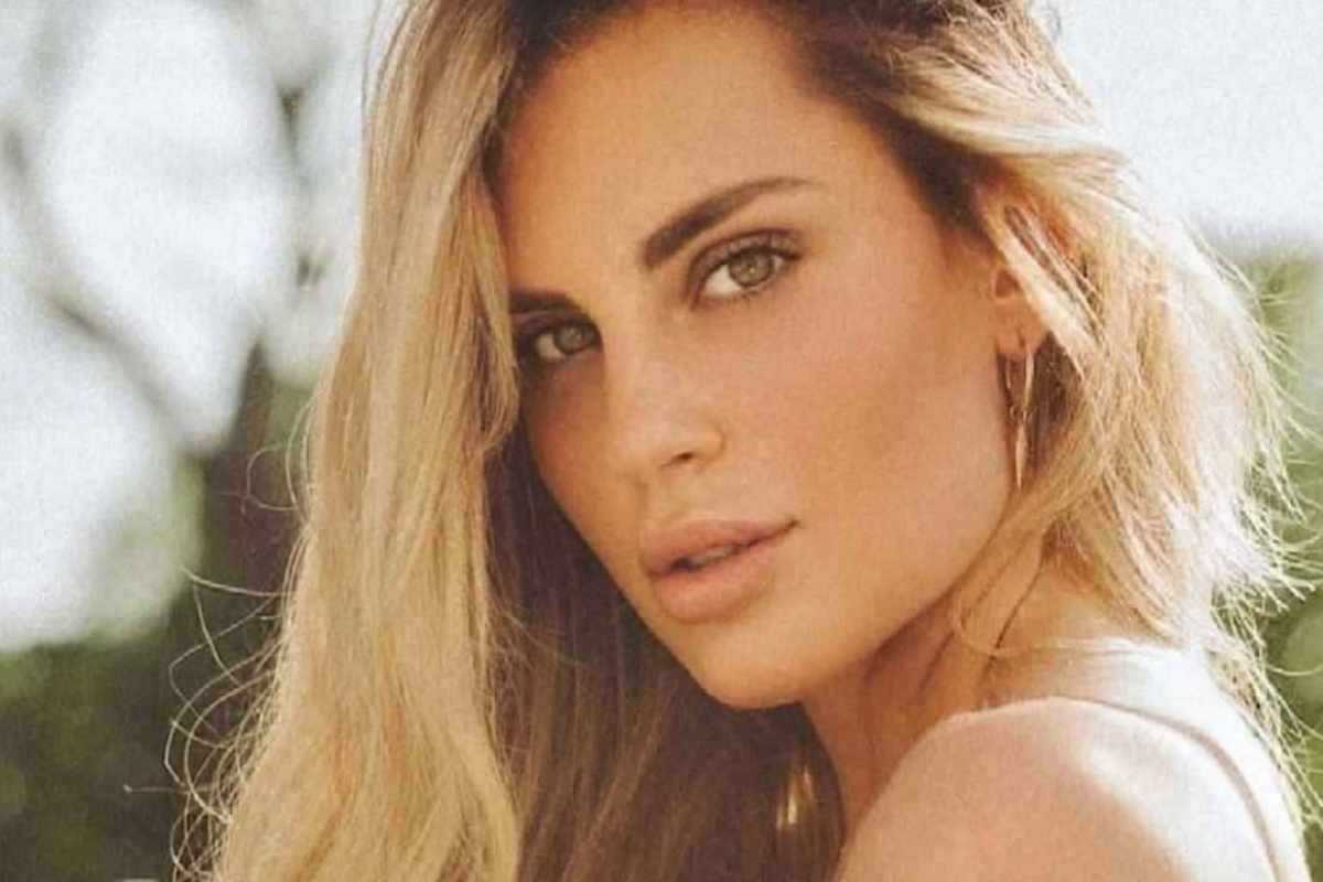 Francesca Brambilla scollatura esplosiva intimo