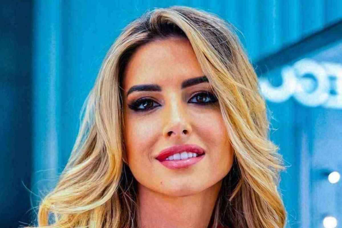 Giorgia Rossi bikini scogli scollatura