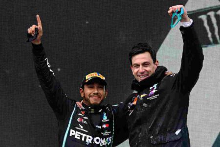 Hamilton resta alla Mercedes