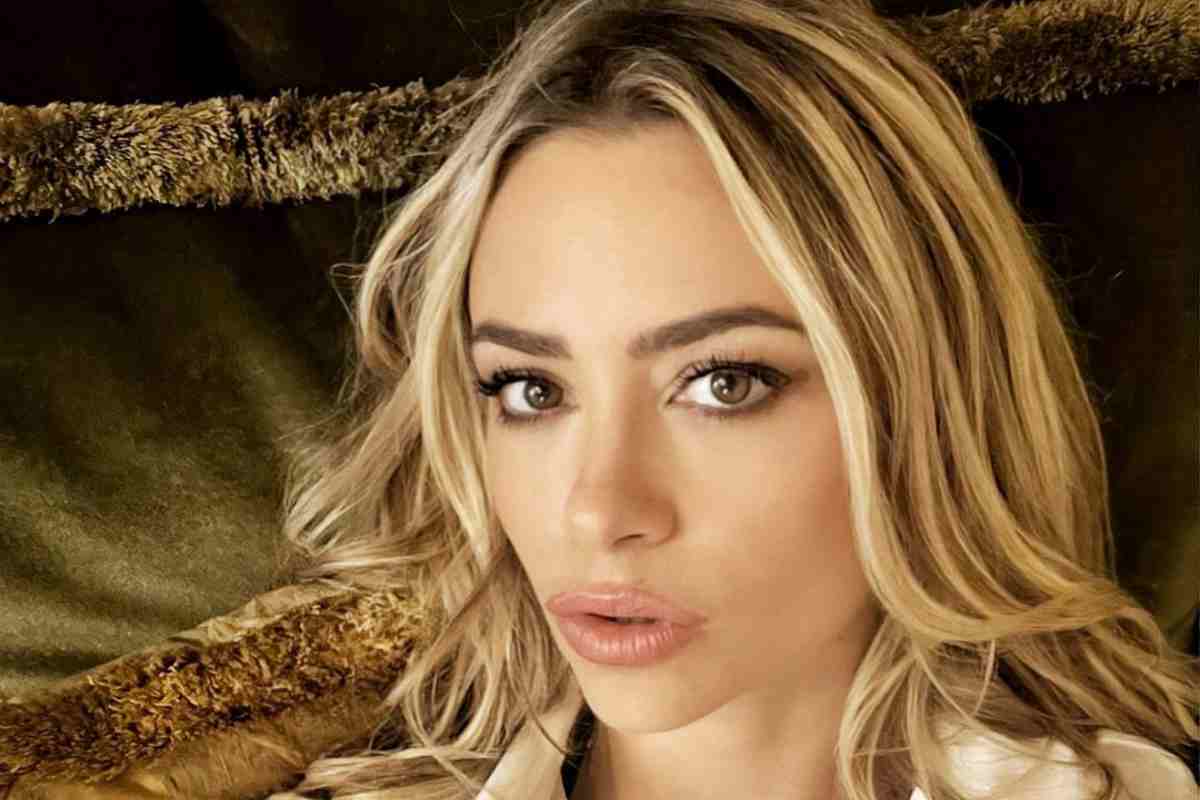 Martina Stella in autoreggenti