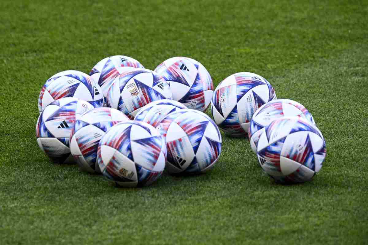 Allenatore alza bandiera bianca