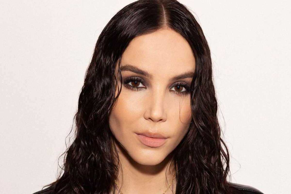 Paola Di Benedetto costume spiaggia scollatura