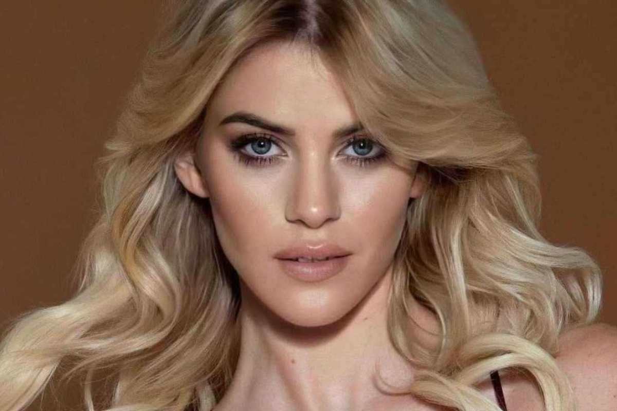 Sara Croce distesa prato vestito trasparente