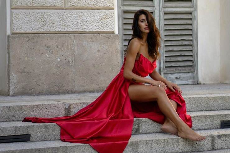 Carolina Stramare abito rosso gambe