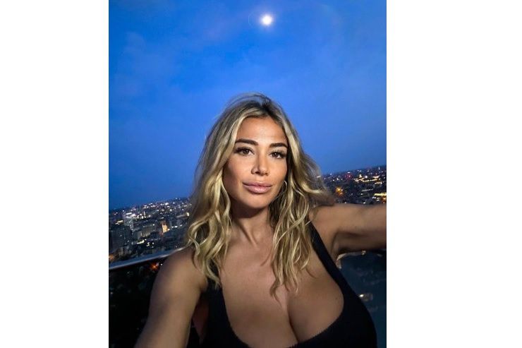 Diletta Leotta primo piano scollatura esagerata