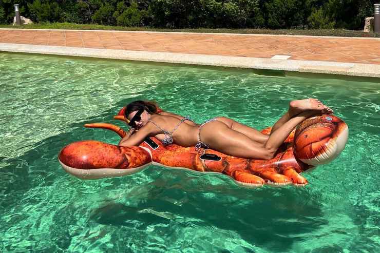 Elisabetta Canalis piscina costume bikini perizoma