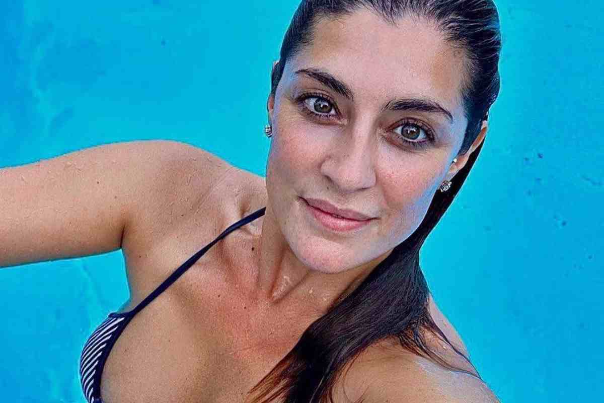Elisa Isoardi in piscina