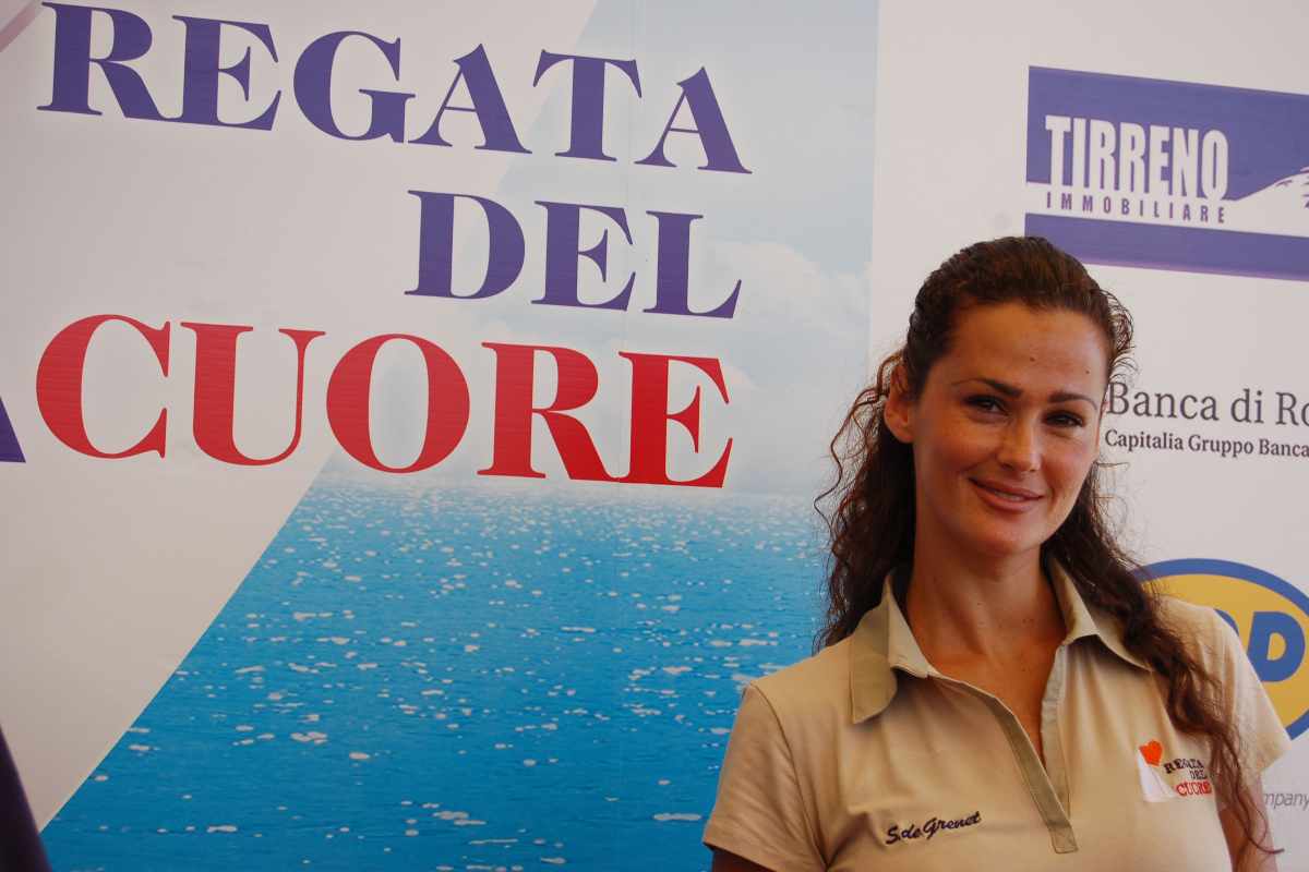 Samantha De Grenet in accappatoio, fan in estasi