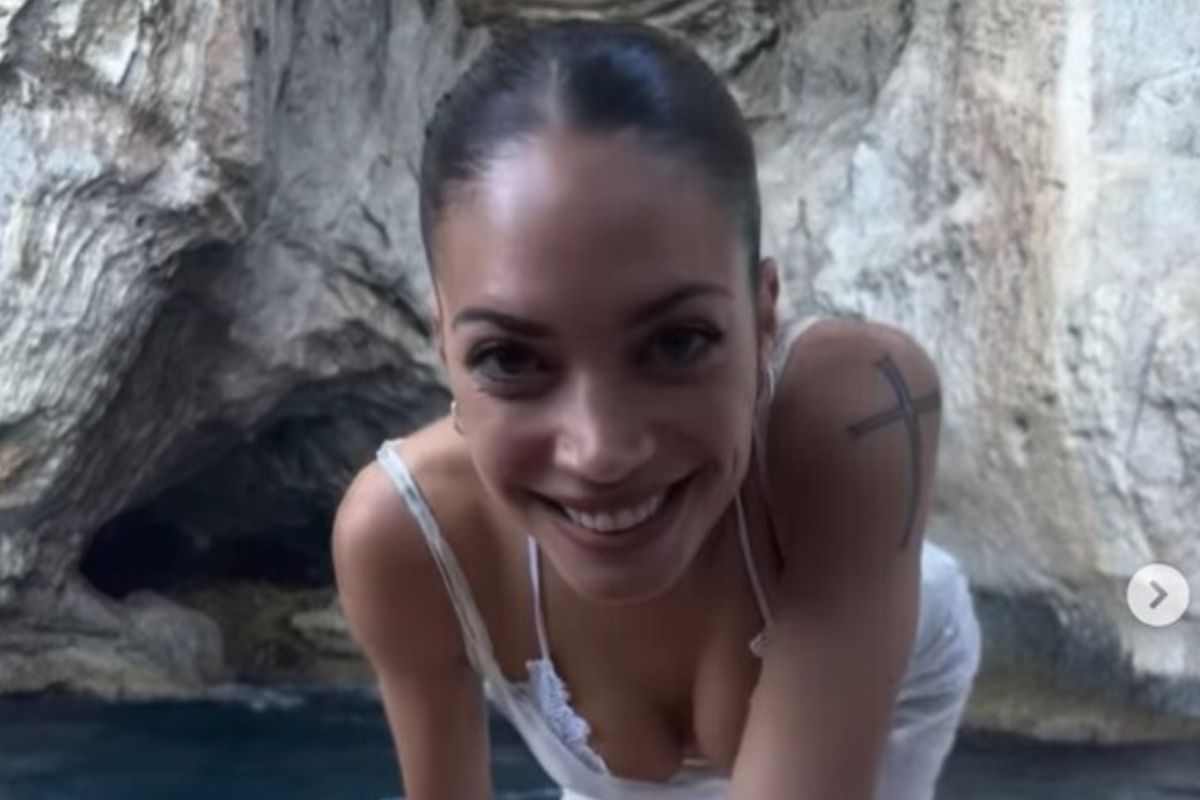 Elodie sexy